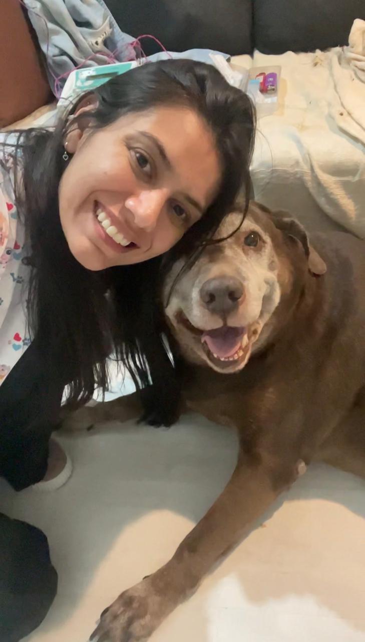 Dra. Mariana Oliveira com um paciente durante atendimento veterinário